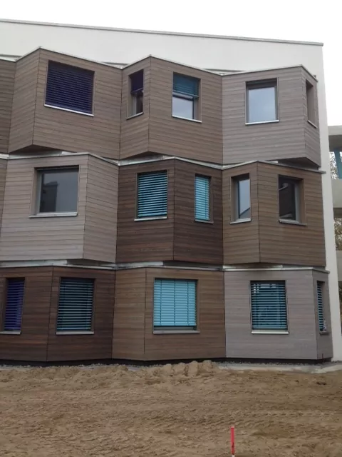 Außenansicht eines Gebäudes mit Fassade in Holzoptik