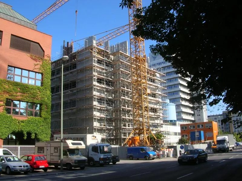 Hochhaus mit Baugerüst und Kran