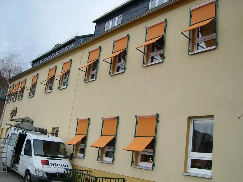 Außenansicht der KITA in Grünhainichen mit Markisoletten