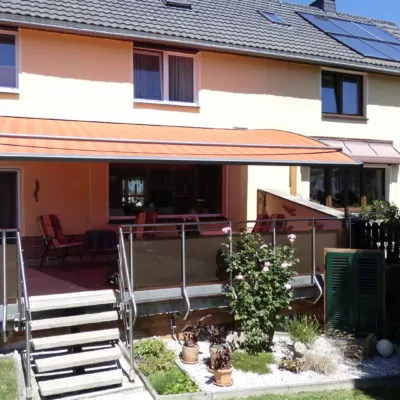 Oranges Sonnensegel an einem Privathaus