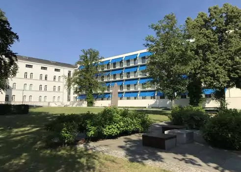 Außenansicht mit ausgefahrenen Markisen des Bundeswehrkrankenhauses in Berlin
