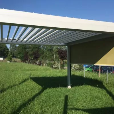 Lamellendach über einer Wiese