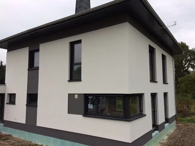 Außenansicht eines neugebauten Einfamilienhauses in Wüstenbrand
