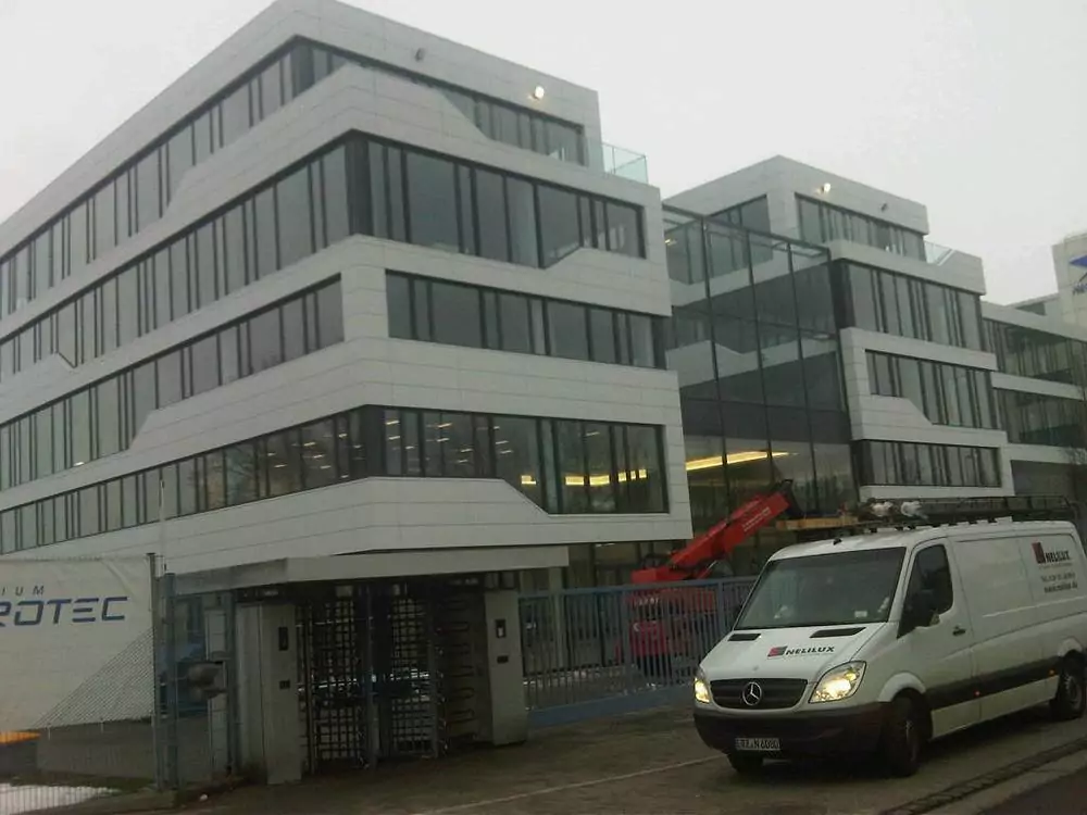 Außenansicht des Bürogebäudes mit großen Glasfronten in Augsburg
