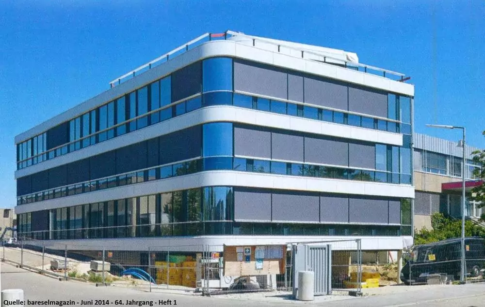 Außenansicht eines Modernen Gebäudes mit großen Glasfronten