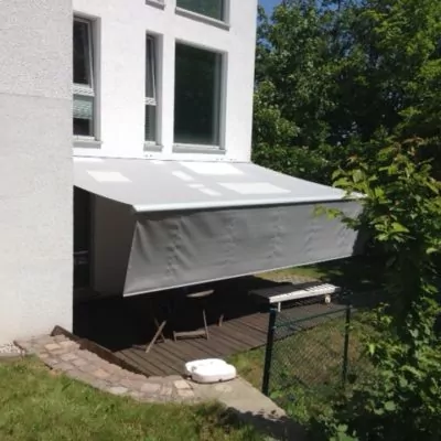 Weiße Markise über einer Terrasse