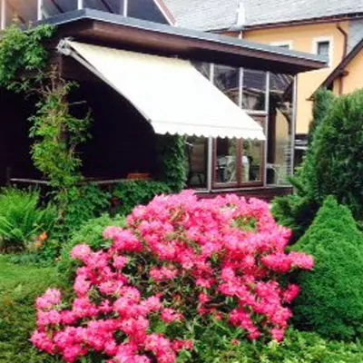 Gelbe Markise an einer Terrasse an einem privaten Haus