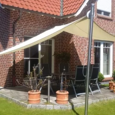 Sonnensegel über einer Terrasse an einem privaten Haus