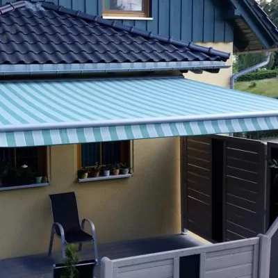 Terrasse mit einer Gestreiften Markise an einem privaten Einfamilienhaus
