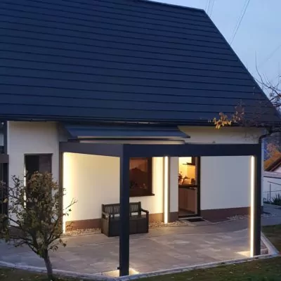 Terrasse mit einem Lamellendach an einem privaten Einfamilienhaus