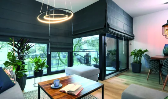 Modernes Wohnzimmer mit stilvoller Beleuchtung und großen Fenstern