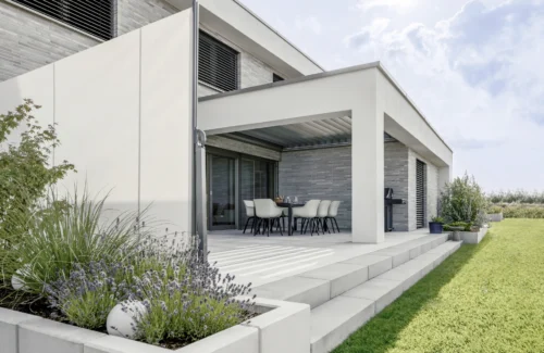 Moderne Terrasse mit Pergola und Garten