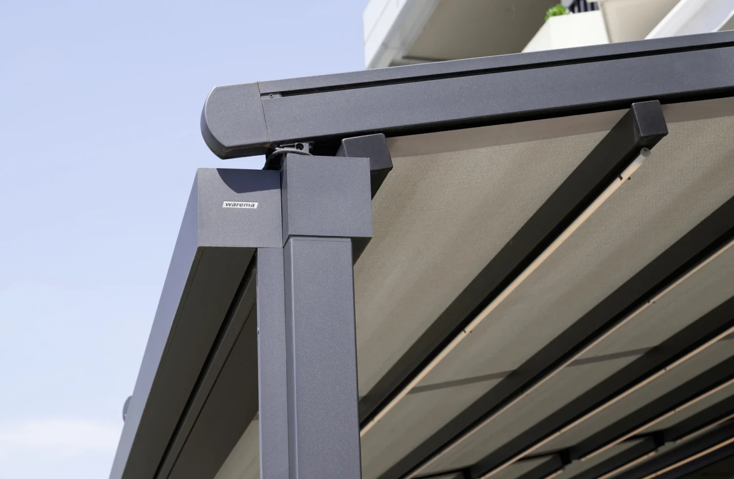 Detailansicht eines modernen Terrassendachs von Warema