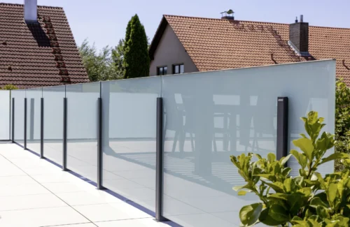 Moderne Glasabtrennung auf einer Terrasse mit Sichtschutz und Pflanzen