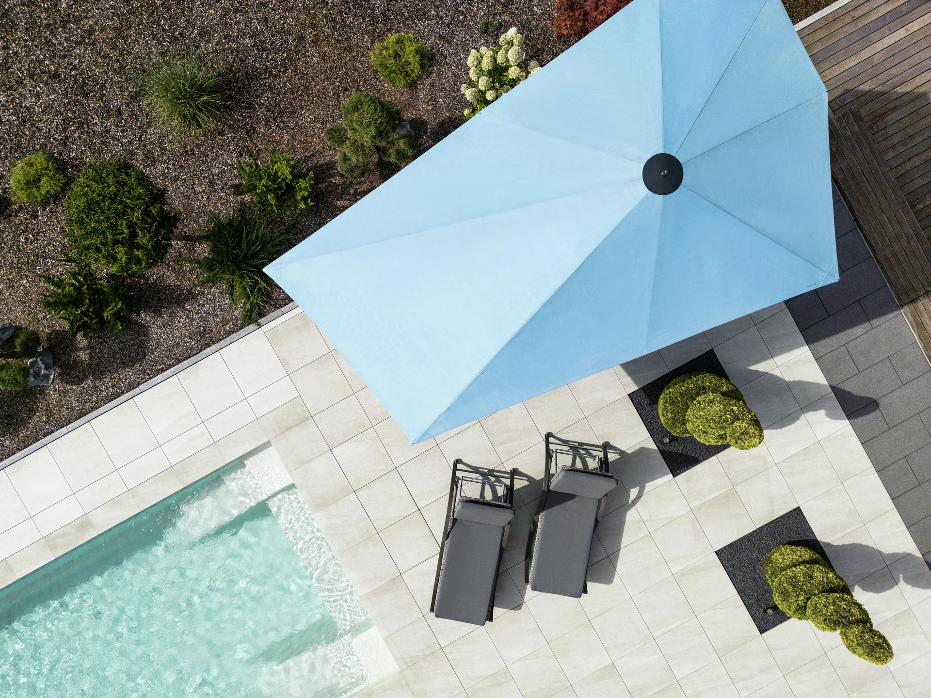 Luftaufnahme eines modernen Gartens mit Pool und blauem Sonnenschirm